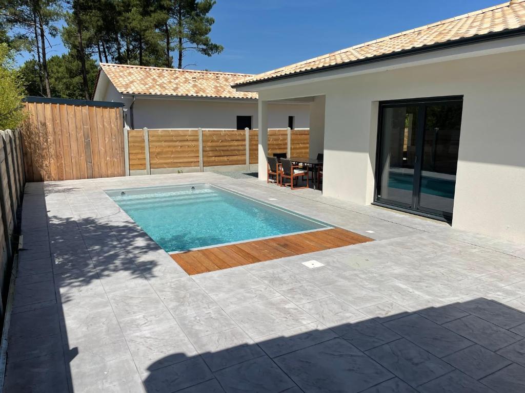 MAISON moderne avec piscine chauffée - 1