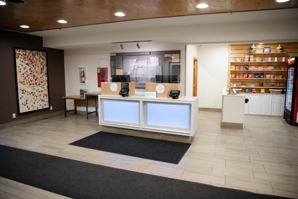 Holiday Inn Express Winfield photo