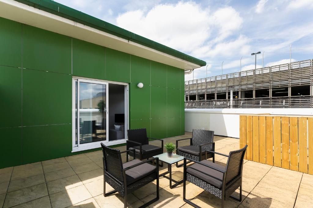 Skyvillion - 4 Bed Luxury Apartment with Balcony &amp; Parking — Hotel in London