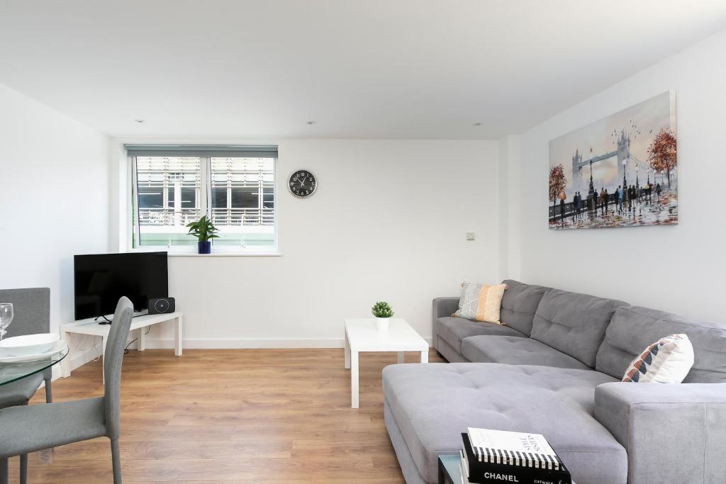 Skyvillion - 4 Bed Luxury Apartment with Balcony & Parking, Enfield