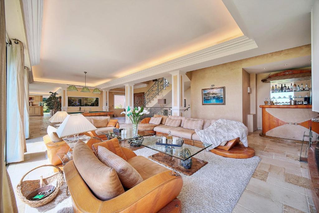 Propriete Prestige Mougins Cannes Hammam sauna DISCOTHEQUE salle de Cinema 전경