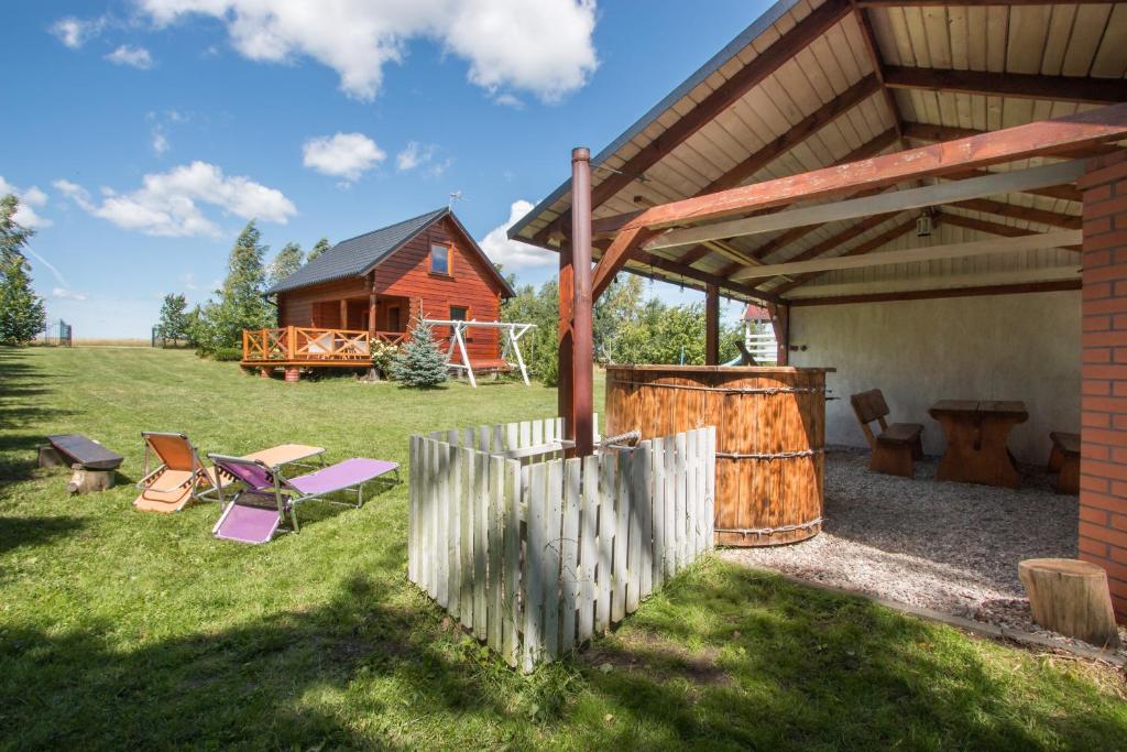 Malinowa Przystan domek drewniany z ruska bania — Hotel in Jurata