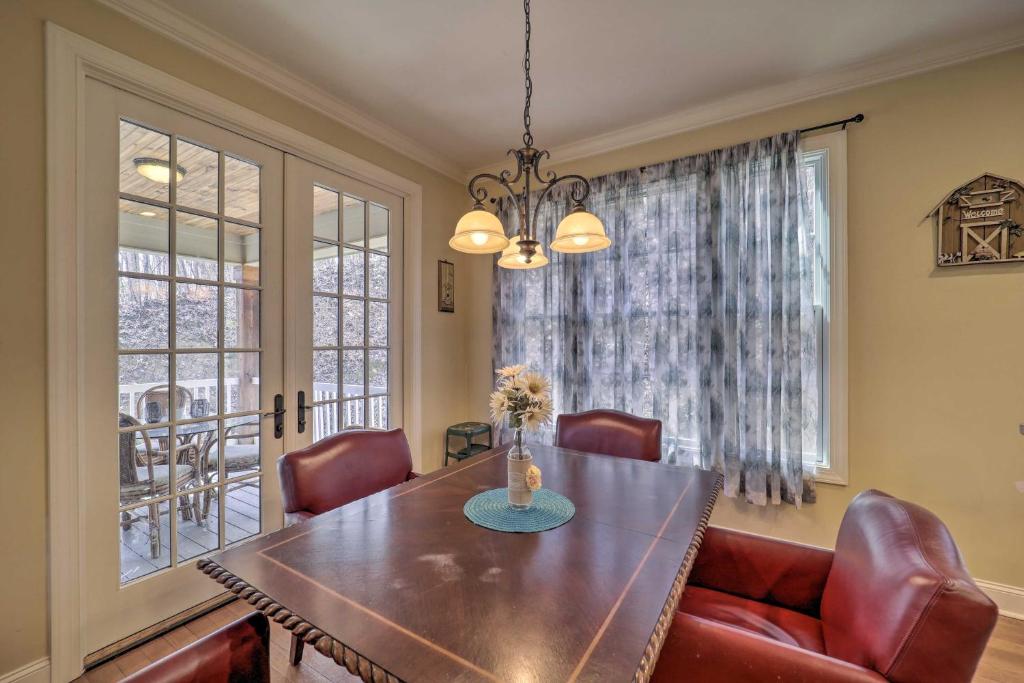Pet-Friendly Linville Falls Home with Hot Tub!