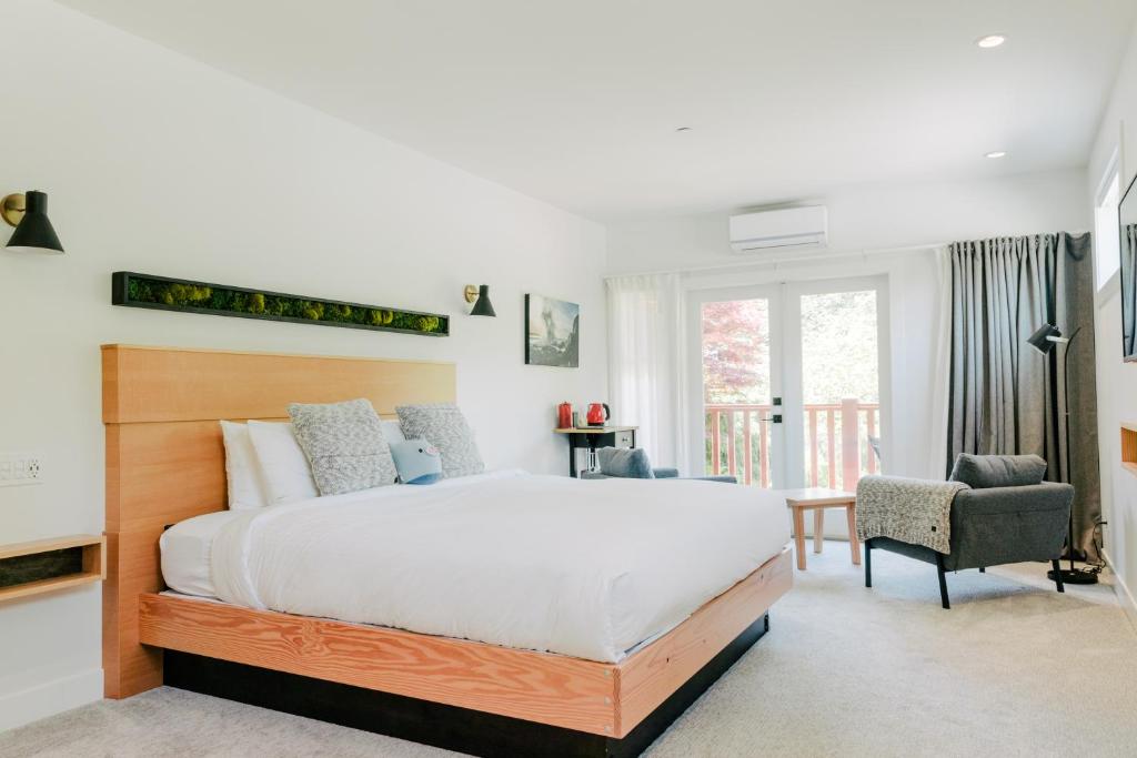 Pluvio restaurant and rooms — Hotel in Ucluelet (BC)
