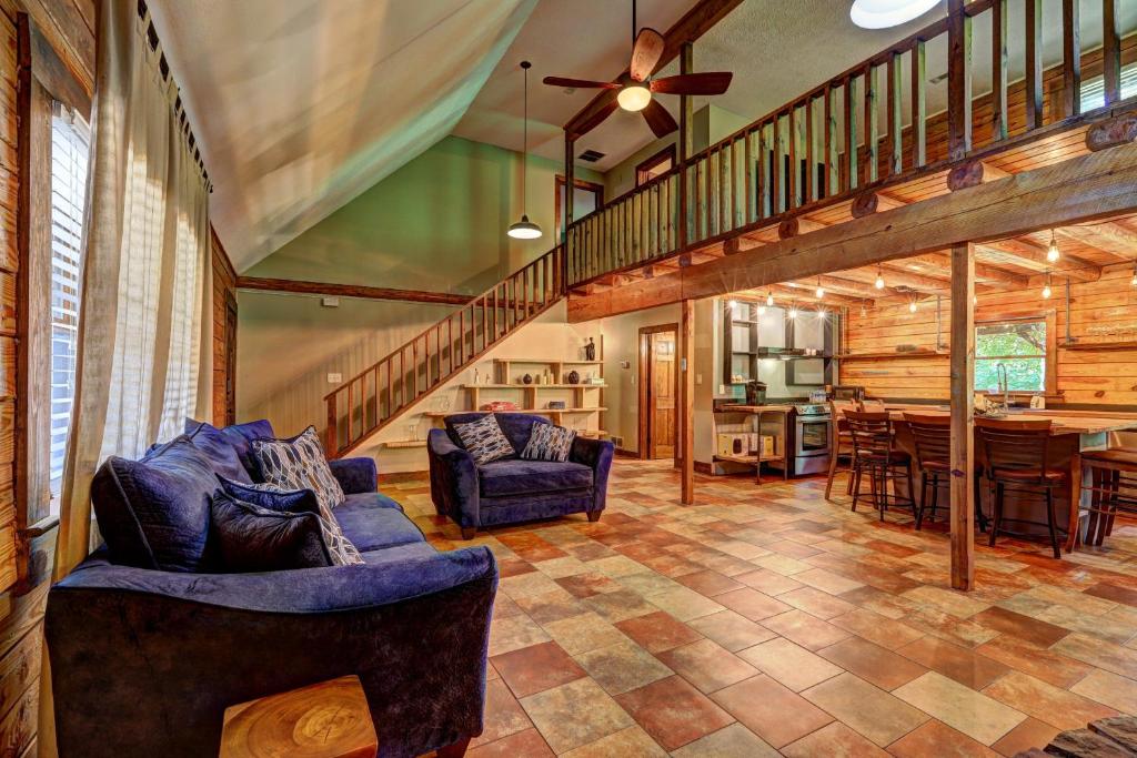 Spacious Cabin with hot tub, game room, WIFI near Atlanta airport