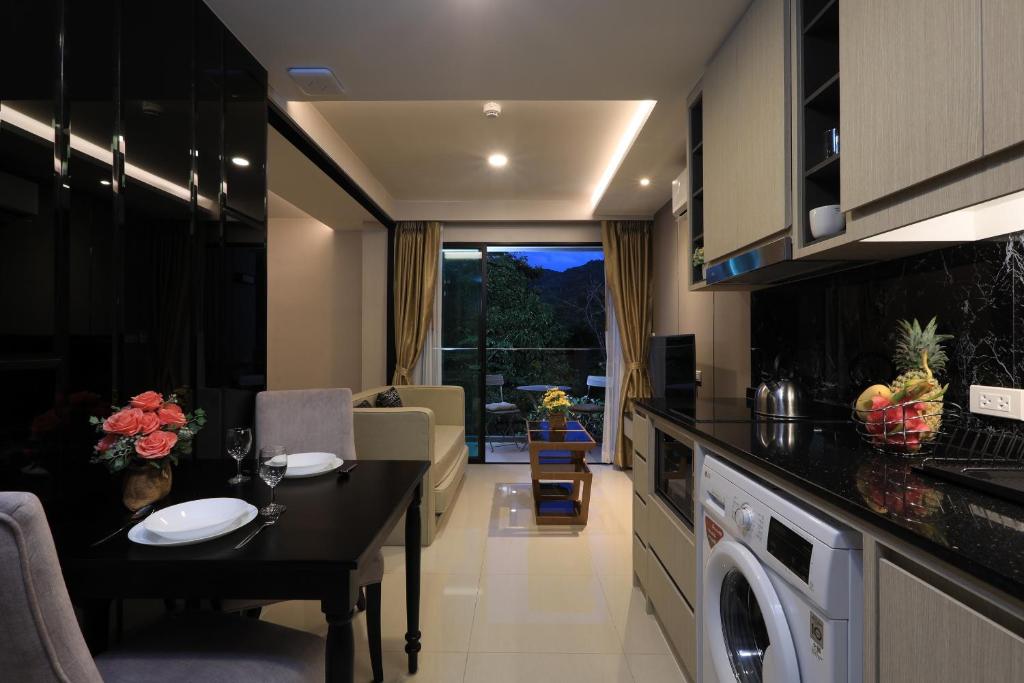 Panora Surin by Holy Cow 1-BR mountain view 전경