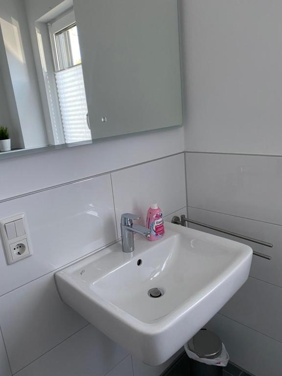 Messezimmer nahe der Dusseldorfer Messe mit eigenem Eingang und gratis Minibar photo