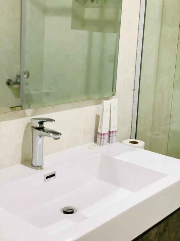 Spacious 2 bedroom apt-in amazing location photo