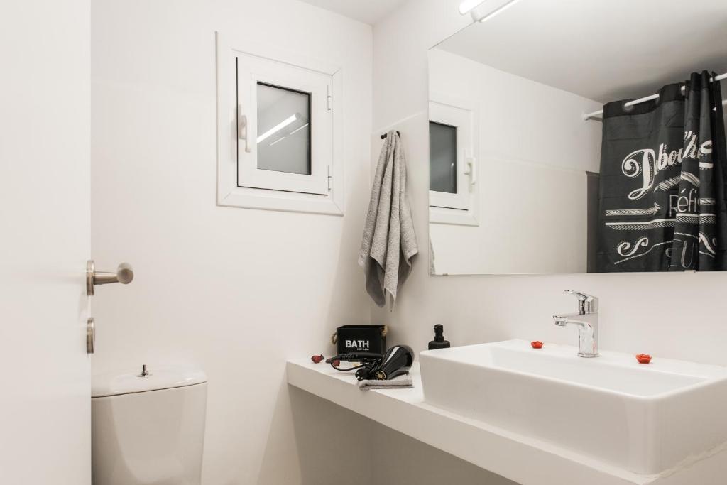 Museum of Modern Art Rooms in apartment, next to metro Suggrou Fix, walk to Acropolis photo
