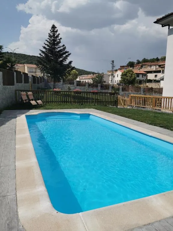 Hotel Rural Covarrubias，位于科瓦鲁维亚斯的酒店