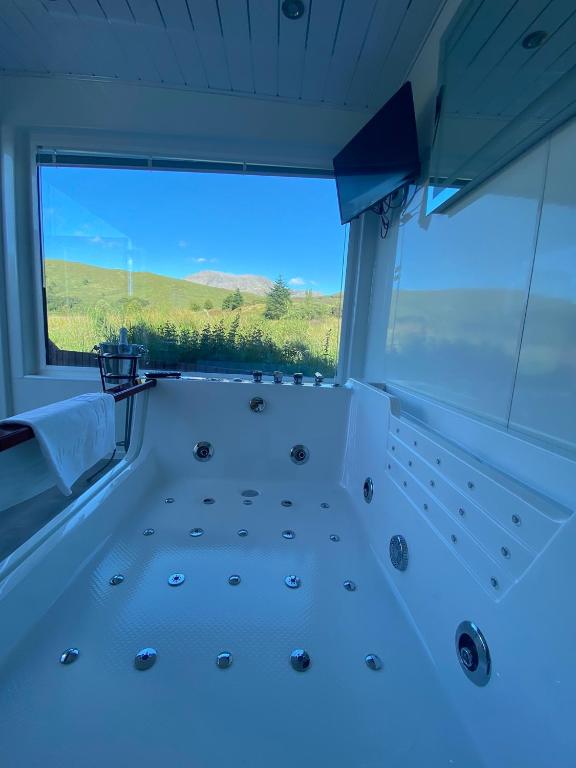 Highland Stays - Ben View Studio Pod &amp; Jacuzzi Bath — Hotel in Fort William