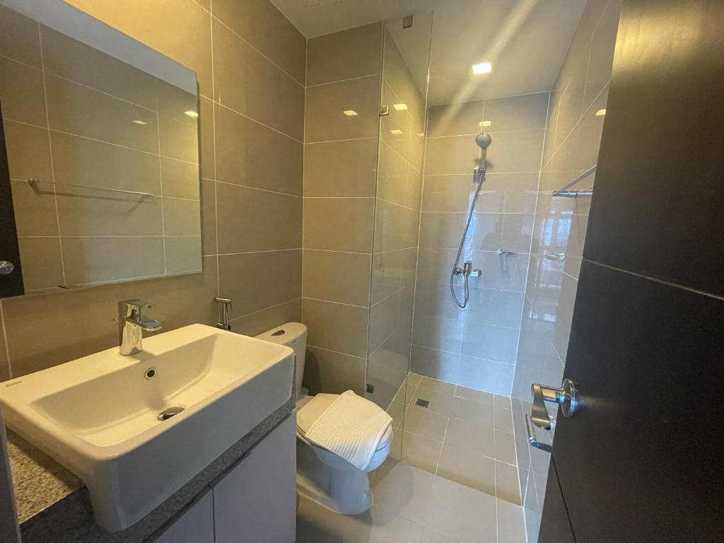 Bright 2-bedroom condo with pool in BGC Uptown photo