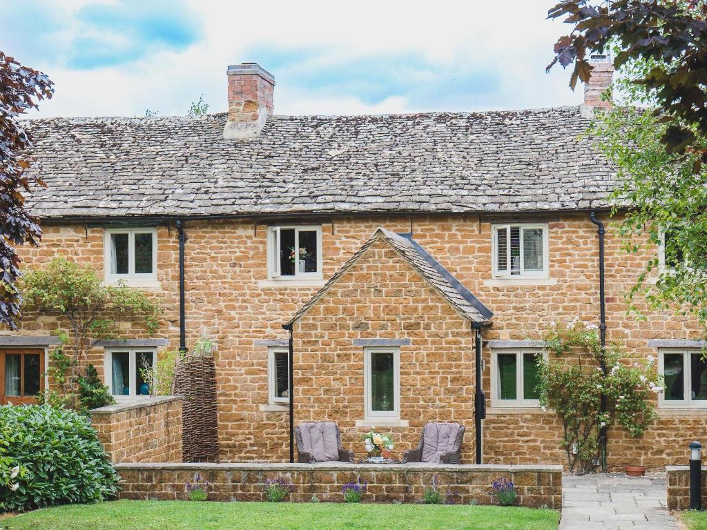Climbing Rose Cottage - Dog Friendly - Peaceful Cotswold Cottage, Adlestrop
