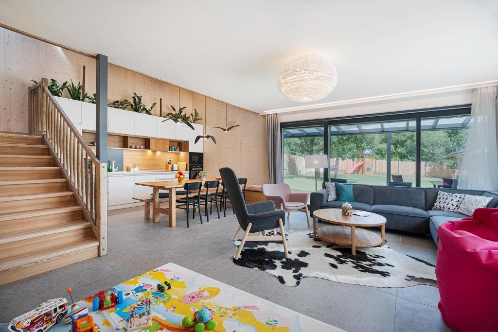 Chata Polomka s Jacuzzi - Vidíte deti na dvore z obývačky - Pri potoku - Výhľad na Polomské Očko, Brezno