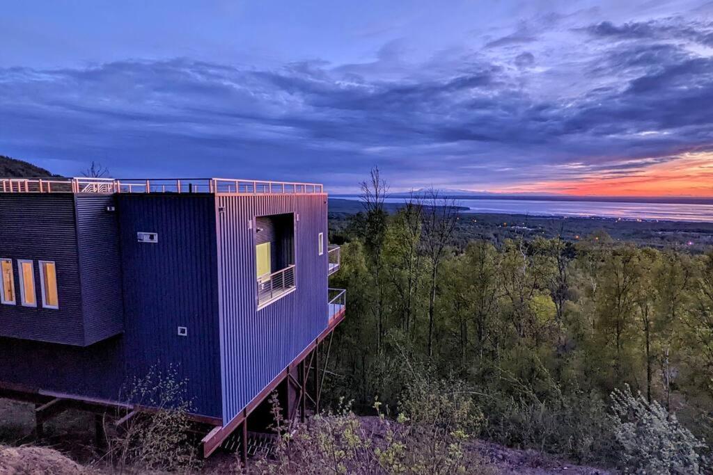 Modern 4BR Loft- Denali View, Roofdeck, Pool Table, Eagle River