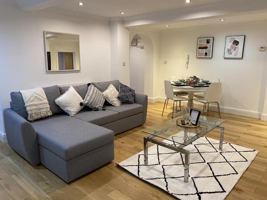 Modern & Spacious Leeds City Centre Apartment with Parking - Sleeps 5, Leeds