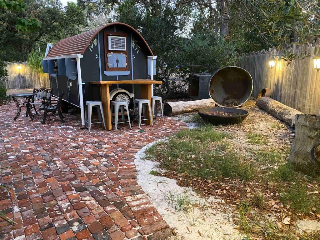 Gypsy Van Tiny House with Unique Outdoor Bathroom, WIFI & Firepit, Coodanup
