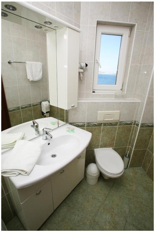 Hotel Viktorija — Hotel rooms in Seget Vranjica, Split-Dalmatia