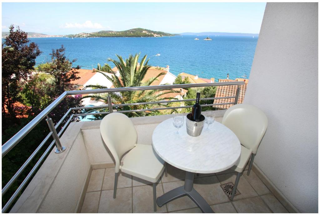 Hotel Viktorija — Hotel rooms in Seget Vranjica, Split-Dalmatia