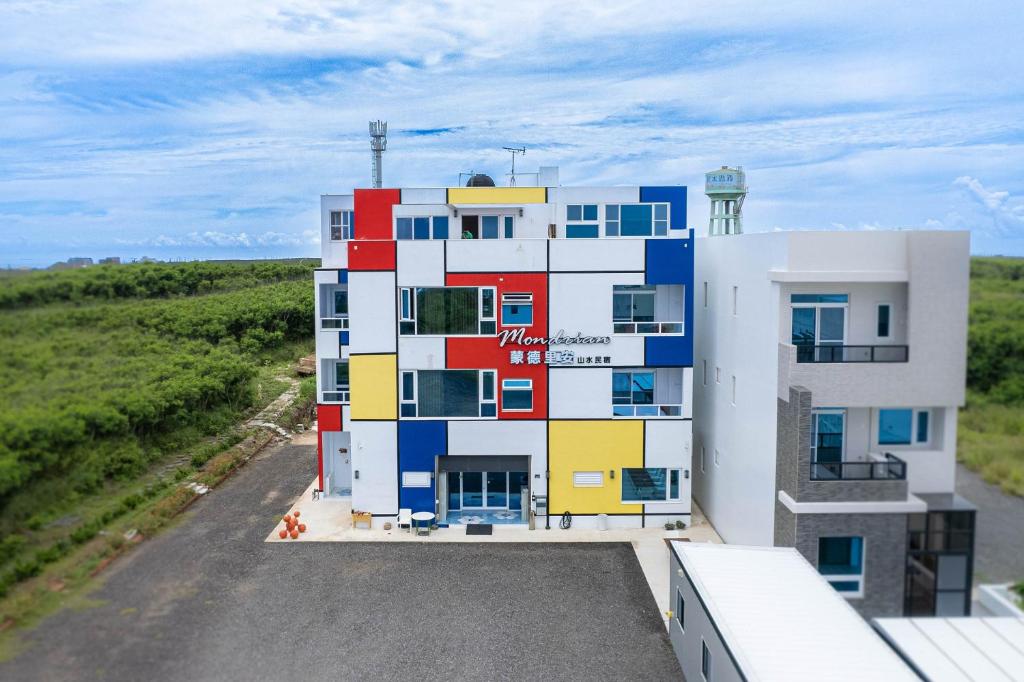 Mondrian Guest House, Magong