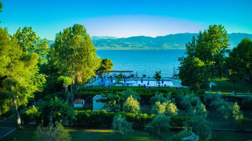 Tsamadanis Hotel & Bungalows Friends Family, מלון בKaravómilos