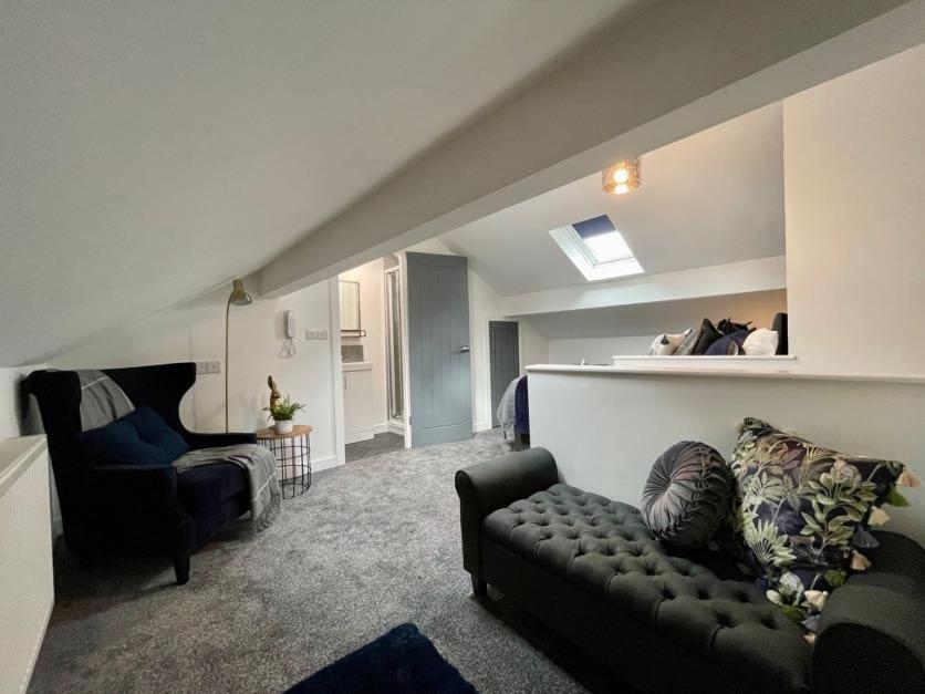 Boutique 5 bed home on Birdwell Road - Free parking photo