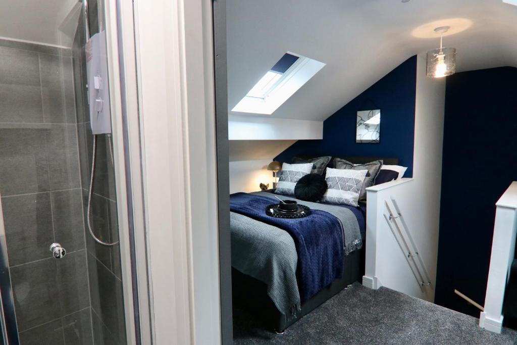Boutique 5 bed home on Birdwell Road - Free parking photo