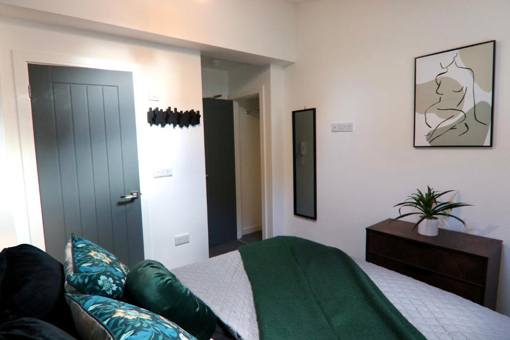 Boutique 5 bed home on Birdwell Road - Free parking photo