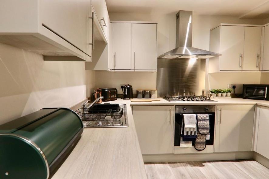 Boutique 5 bed home on Birdwell Road - Free parking photo
