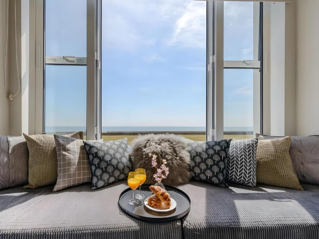 Beachfront Compact Coastal Crib, DIRECT Sea Views & Air Conditioning, Littlestone-on-Sea