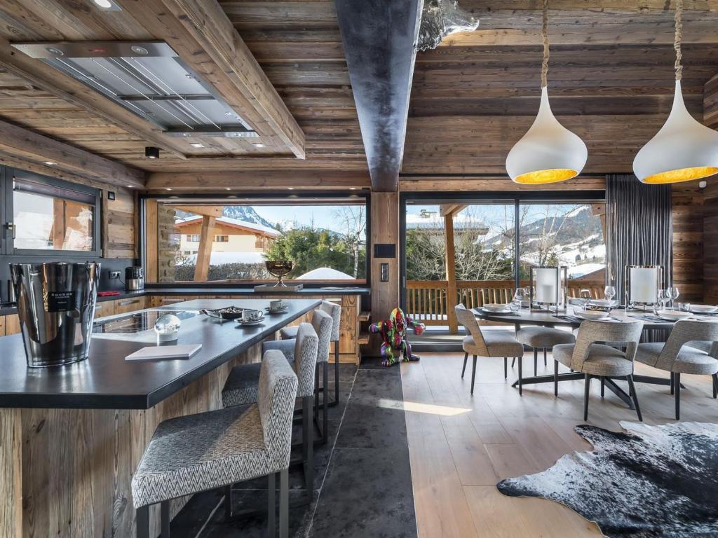 Chalet de luxe avec jacuzzi, salle cinéma et piscine au centre de Megève - FR-1-569-10 - 5