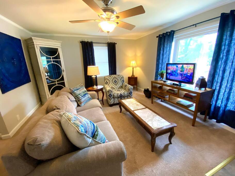 Charming Condo Near Downtown, NCSU and PNC Arena 전경