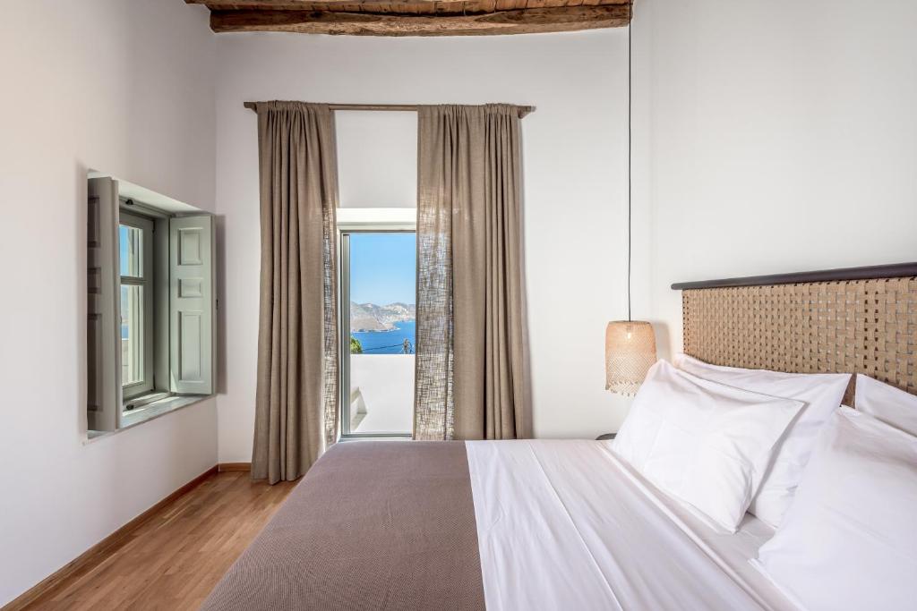 Sunset Mansion, Plaka Milou