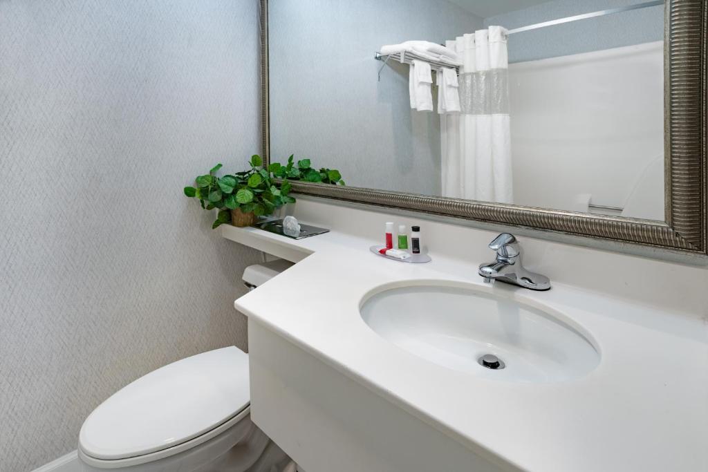 Howard Johnson by Wyndham Lenox photo