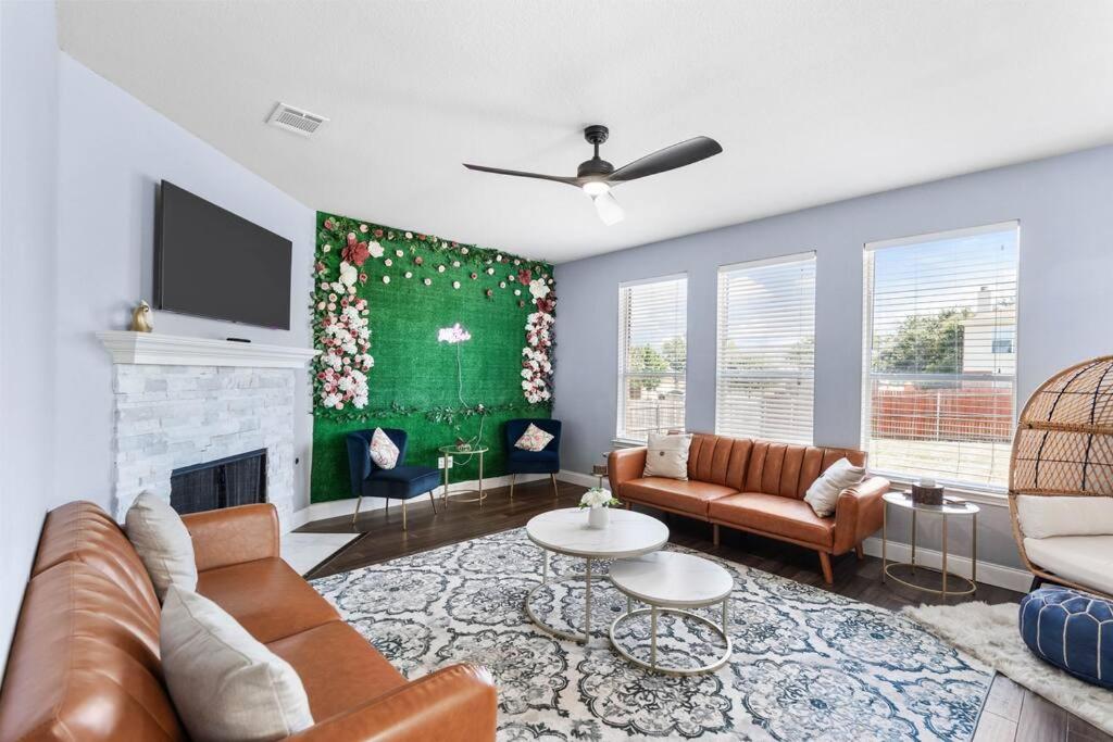 Lovely 5 Bedroom home! 15 min to AT&T stadium!