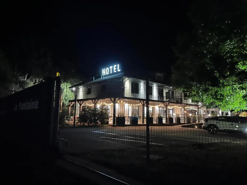 Hôtel Logis Restaurant La Fontaine，位于曼特埃尔的酒店