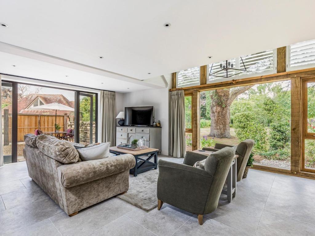 Pass the Keys Peaceful And Beautiful Barn In Downland Village, Chichester