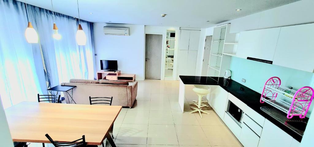 Shared lounge/TV area, Atlantis Condo Resort GP in Pattaya