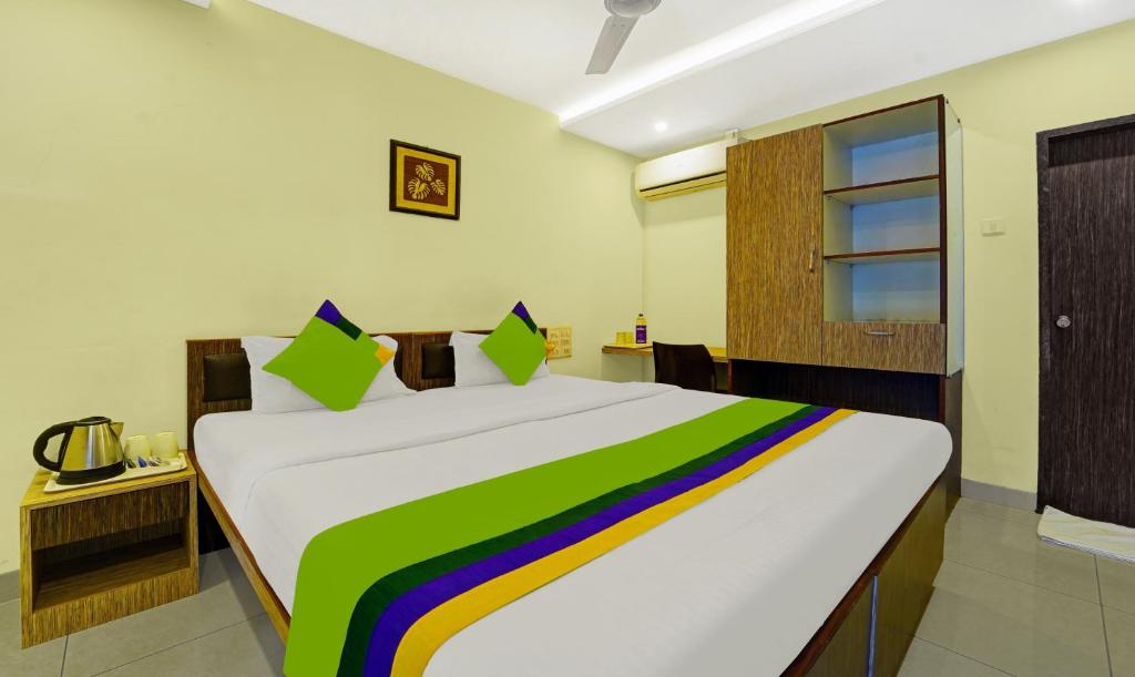 OYO 19321 Hotel Surya Comforts photo