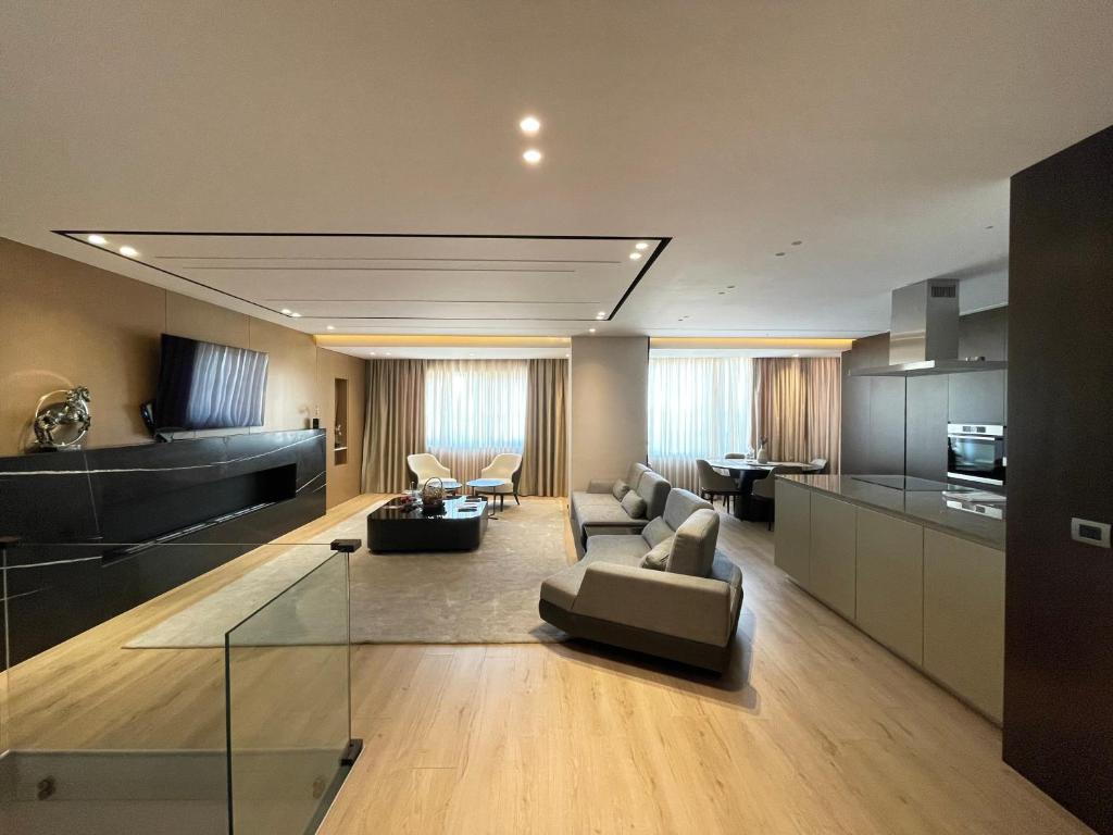 Luxury Lake View Duplex with Indoor Fireplace — Hotel in Shkoder
