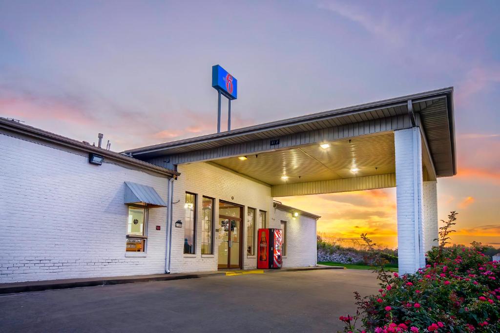 Motel 6 Grand Rivers, KY photo