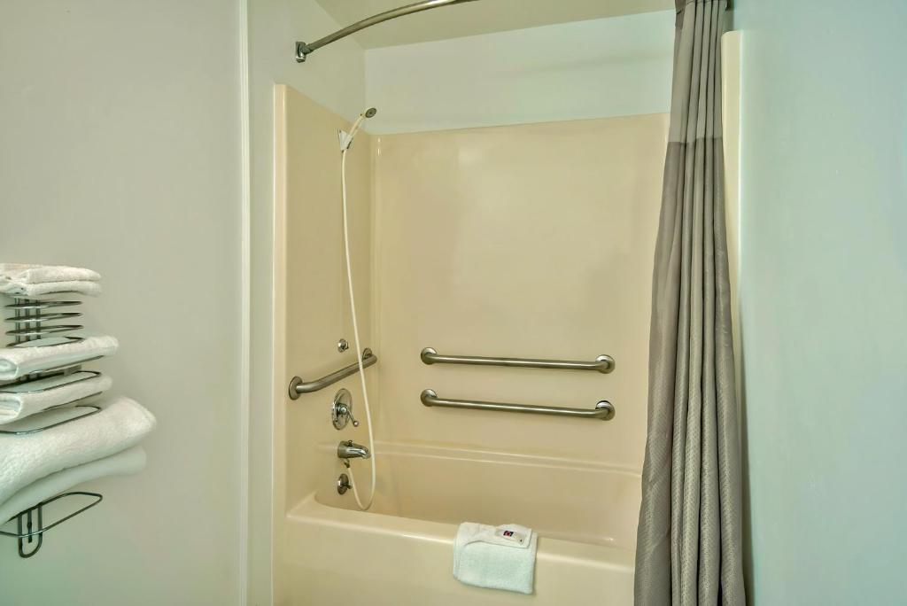 Motel 6 Grand Rivers, KY photo
