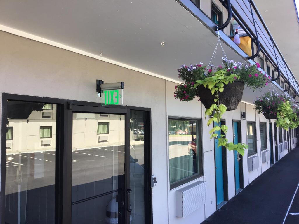 Travelodge Inn & Suites by Wyndham Missoula University Park 外観