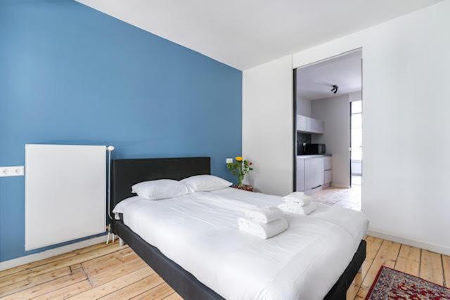 Resident Moose, Amsterdam