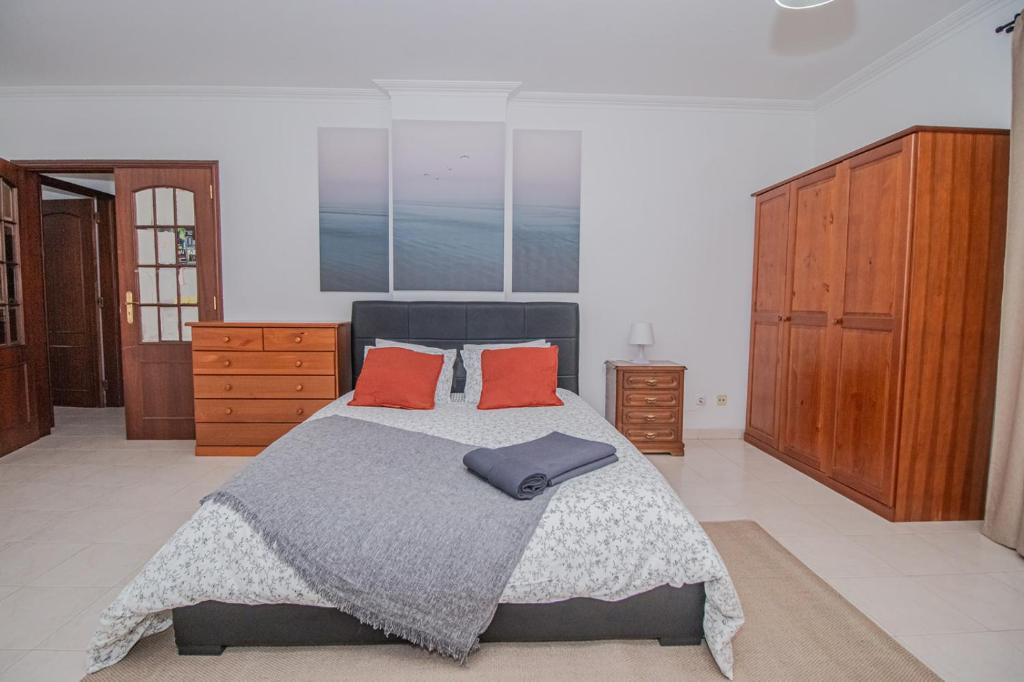 Charming Private Rooms in an Apartment A2 Penha - Faro, Faro