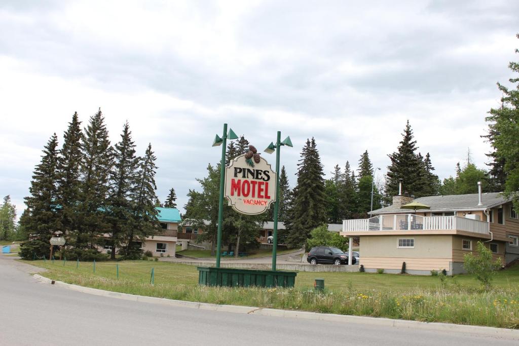 Pines Motel, Hinton