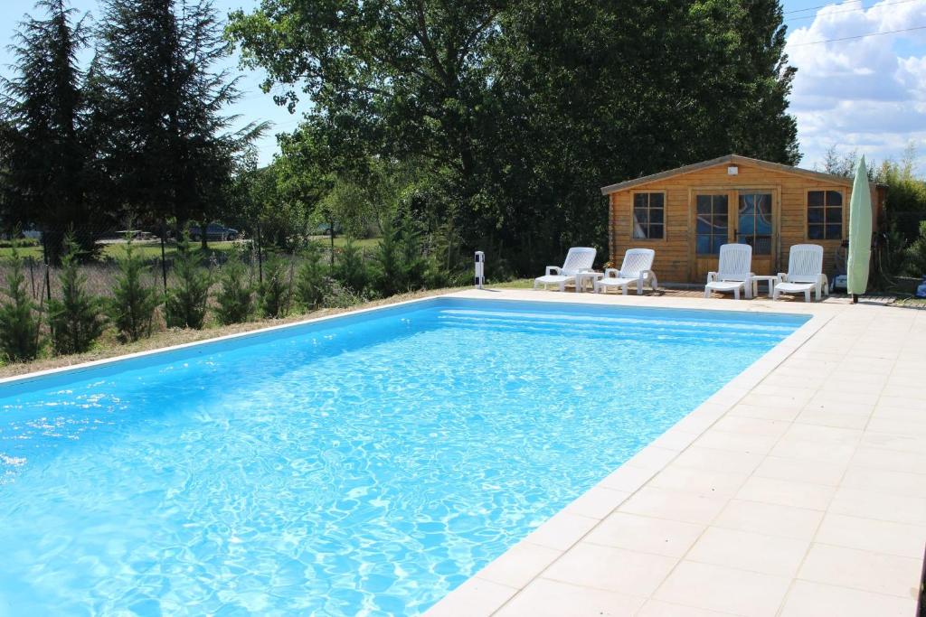 Very nice house with large garden and pool!