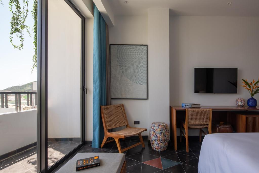 Shared lounge/TV area