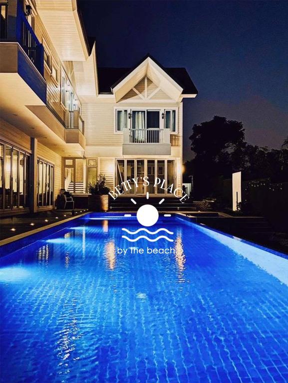4 Bedroom Beachfront House with Private Pool in Batangas — Hotel in Nasugbu