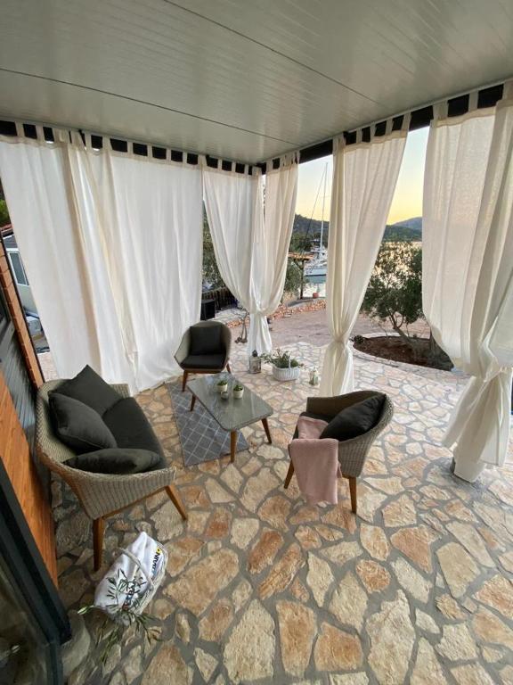 Beach house Hela - resort & tavern BAIN free transport pool Island of Zut - Kornati 전경